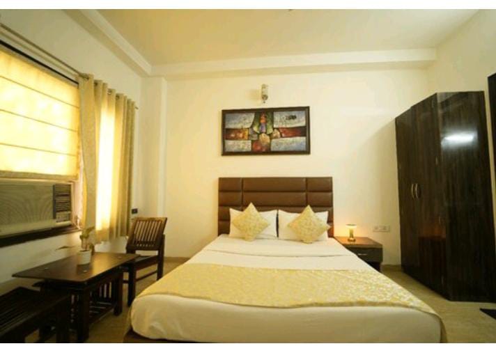 Runway Residency Pitampura hotel room